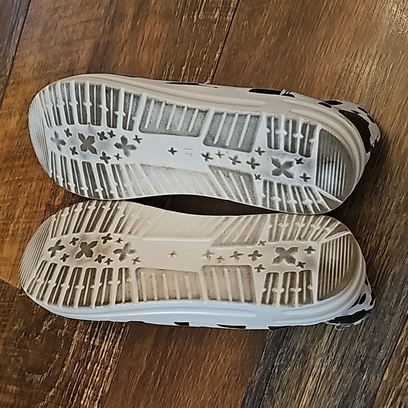 Cow Print Shoes 🐄 - Picture 6 of 7